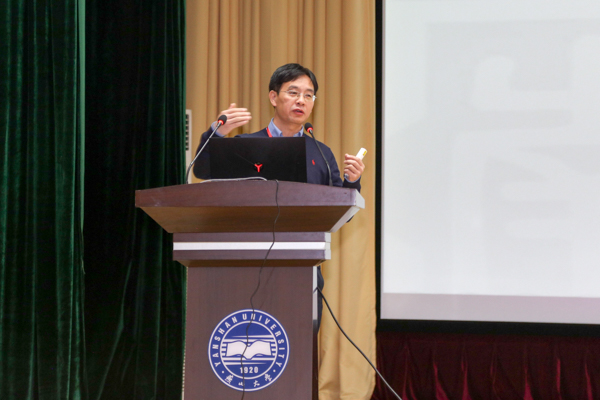南开大学方勇纯教授作报告(呼子宇摄)