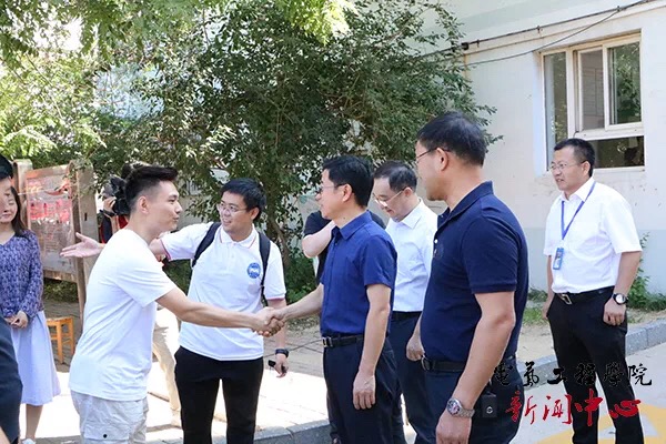 校领导慰问志愿者