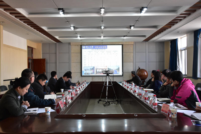 卢志刚院长向来访企业介绍学院情况