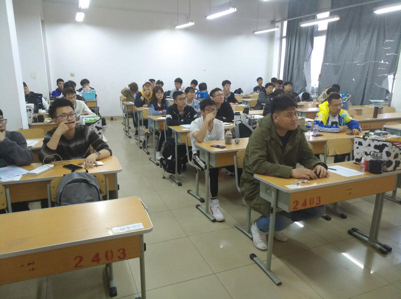 学员认真聆听