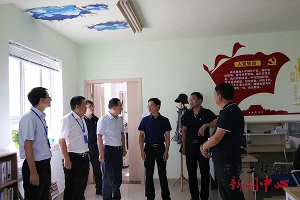 校领导走访八组团辅导员值班室