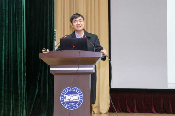 清华大学孙富春教授作报告(呼子宇摄)