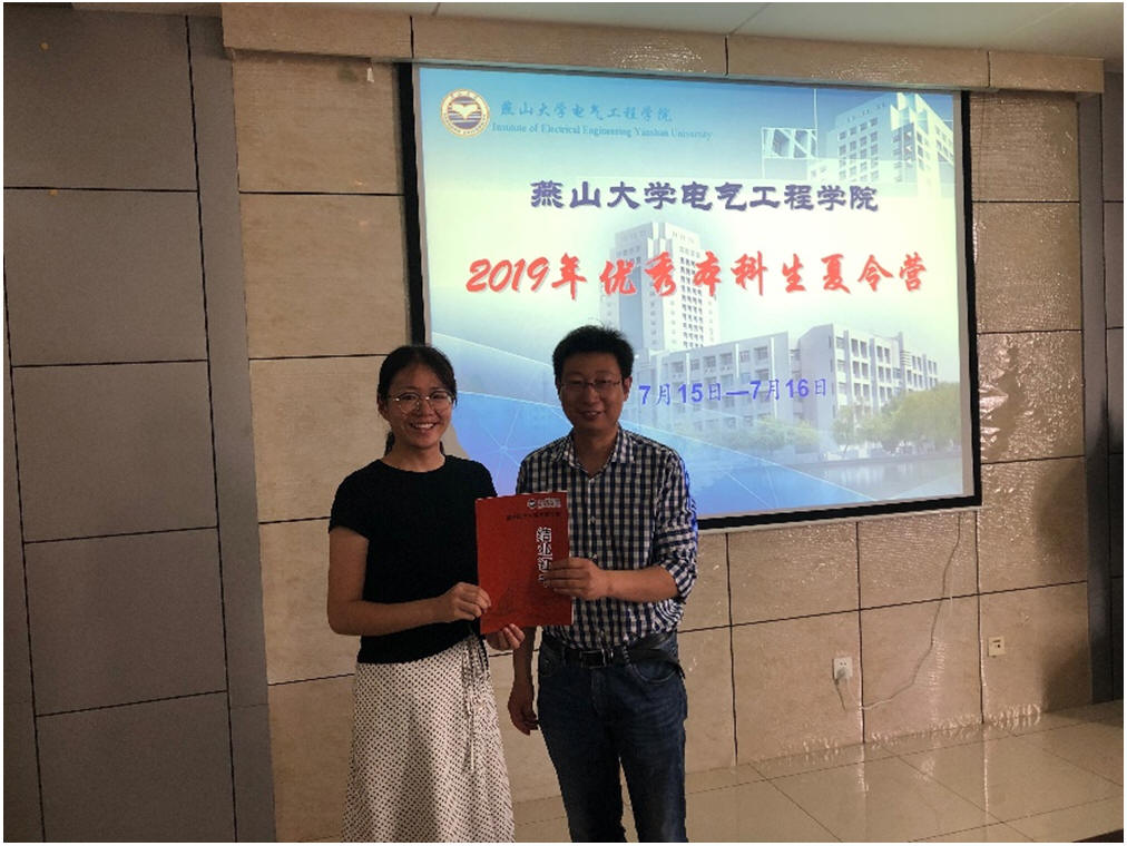 华长春副院长为营员颁发证书
