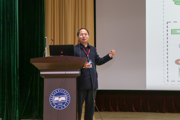北京理工大学夏元清教授作报告(呼子宇摄)