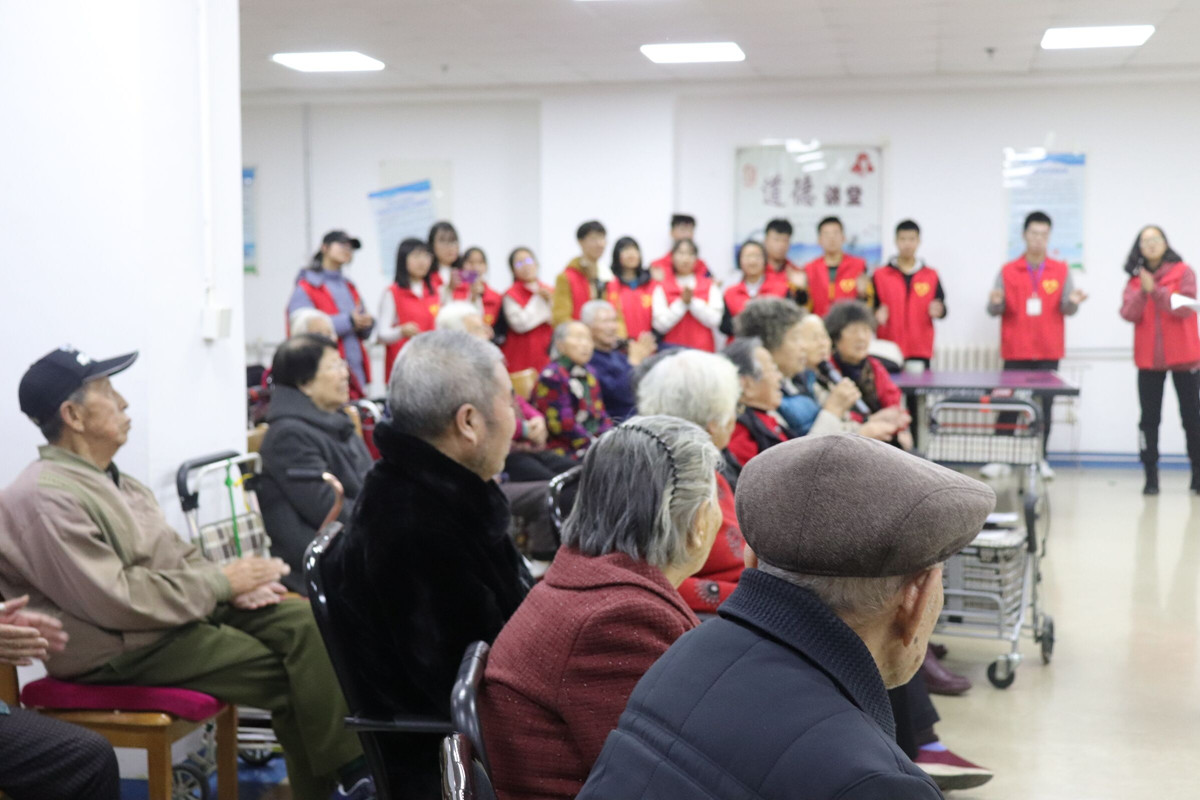 老人观看节目表演