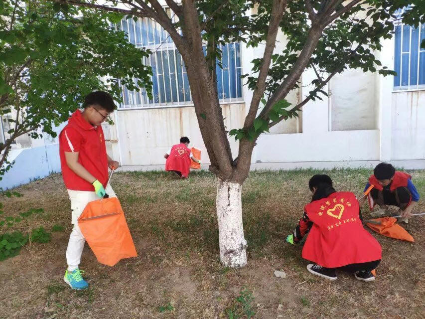 工作人员清扫烟头1