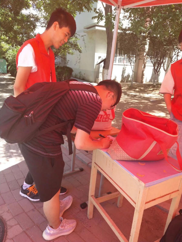 同学积极参与知识竞答1