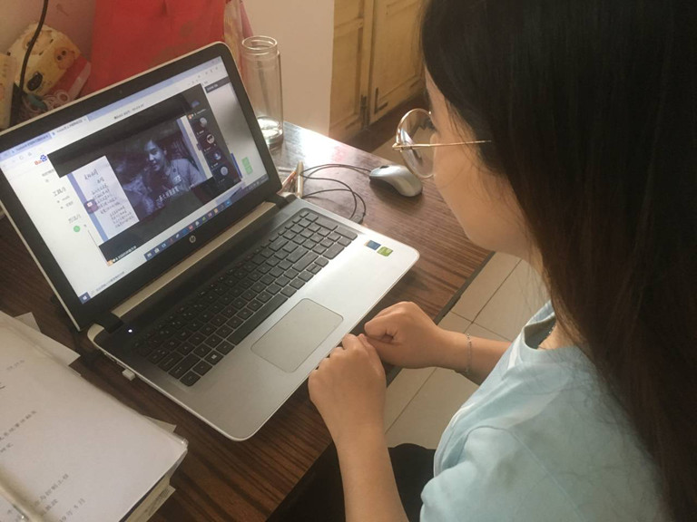 学生认真听讲